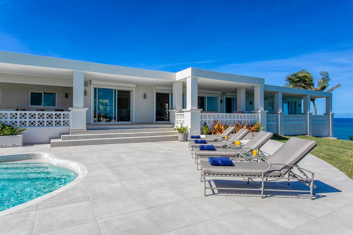 Pool villa St Martin - Pool seating and front view